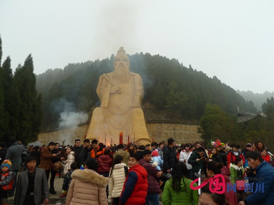 大年初一蓬溪縣高峰山香客爆滿