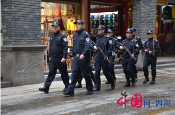 射洪縣特警大隊(duì)“重裝上陣”街面武裝巡邏