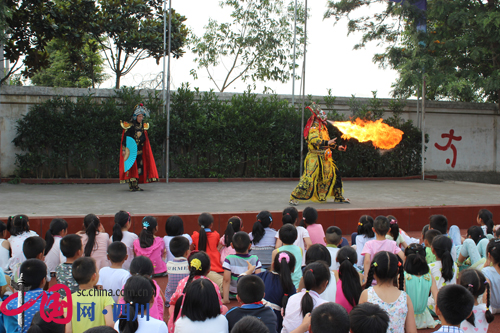 “川劇進(jìn)校園”走進(jìn)蒲江 與中小學(xué)生面對面