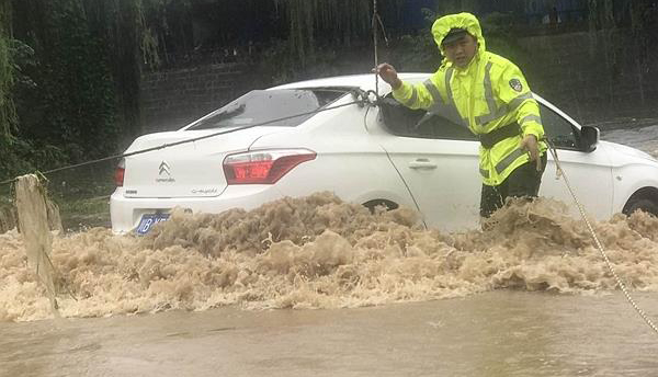 綿陽(yáng)：洪水漫上路面 過(guò)夜小車險(xiǎn)被沖河里