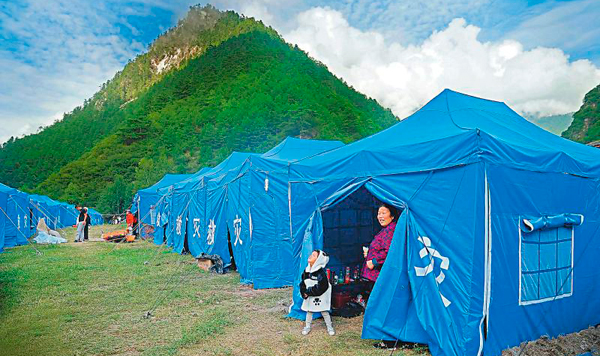 九寨溝地震災區(qū) 一個個帳篷安置點建起來(圖)