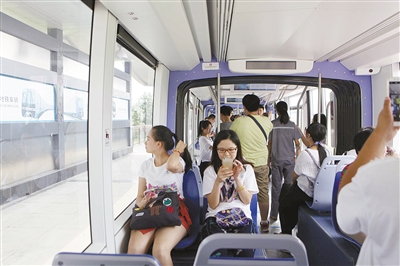 市民體驗(yàn)成都首輛有軌電車 顏值高行駛穩(wěn)受盛贊