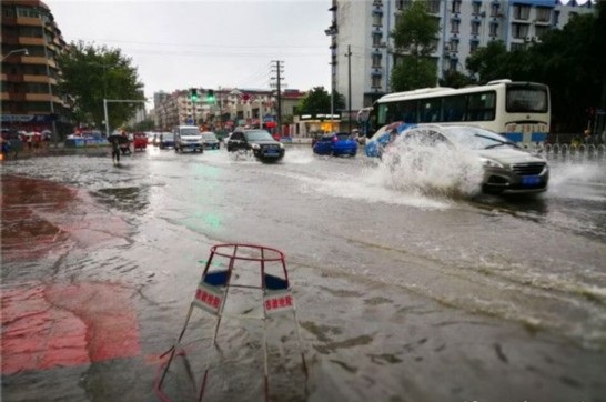 德陽雷暴路面多積水 市民冒雨上班樂觀調(diào)侃“還缺條船”